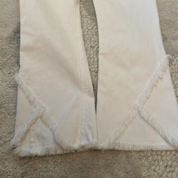 Citizens of humanity Drew fray high rise crop flare white jeans. - Picture 4 of 7
